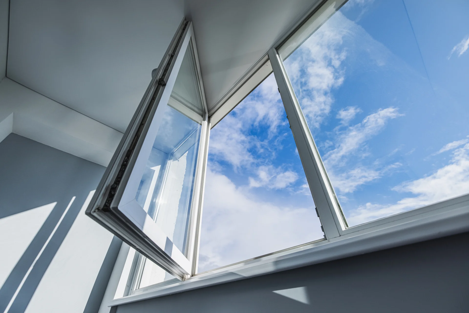 VLX 80 Casement Window in Fort Pierce, FL | TruePane Windows & Doors - detail 1